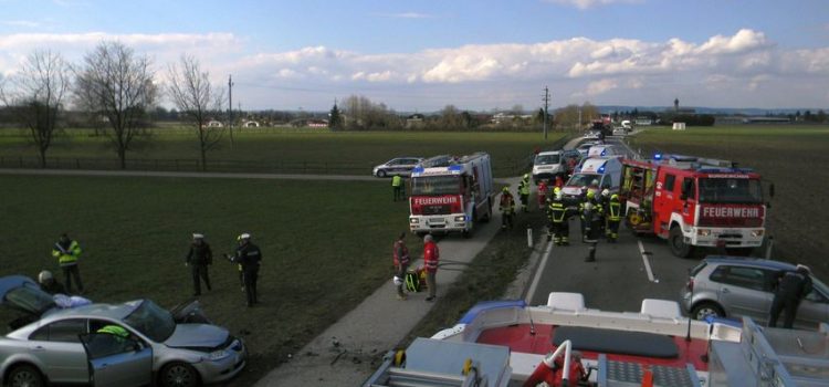 19.3.2019 Verkehrsunfall eingeklemmte Personen – Burgkirchen und Brand landw. Objekt