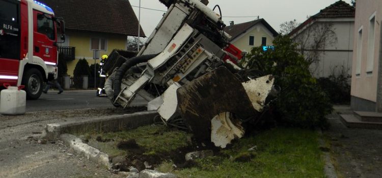 29.12.2018 Aufräumarbeiten – umgekippter Tieflader