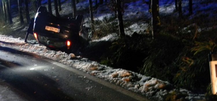 9.2.2019 Verkehrsunfall Aufräumarbeiten nach Kollision mit Baum