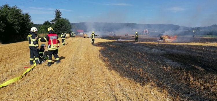 10.7.2021 Brand Strohpresse mit Ausbreitung auf Feld und Strohballen.