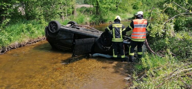 9.5.2022 Verkehrsunfall – Fahrzeug im Bach – Zeuge wird zum Lebensretter