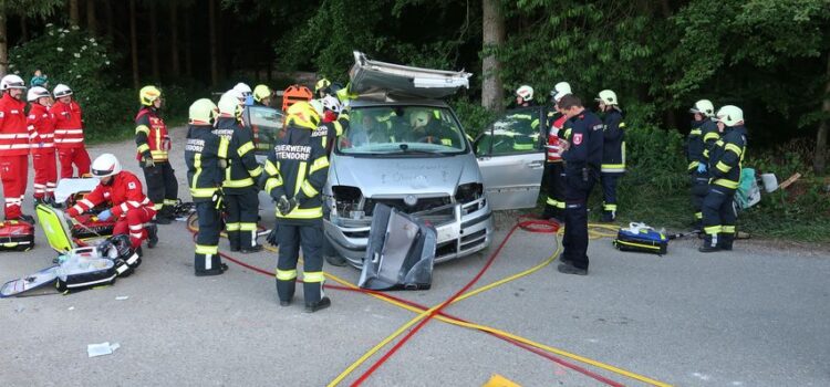 13.06.2023: Übung Verkehrsunfall mit 2 PKWs und drei verletzten Personen